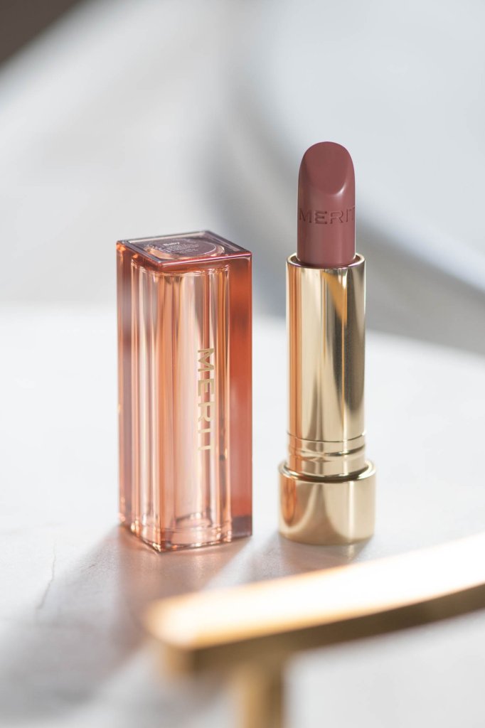 Signature Lip LIGHTWEIGHT LIPSTICK