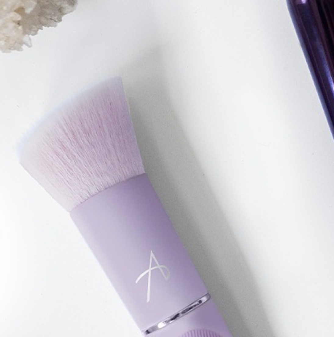 Brocha en angulo para skincare - Angled Care Brush